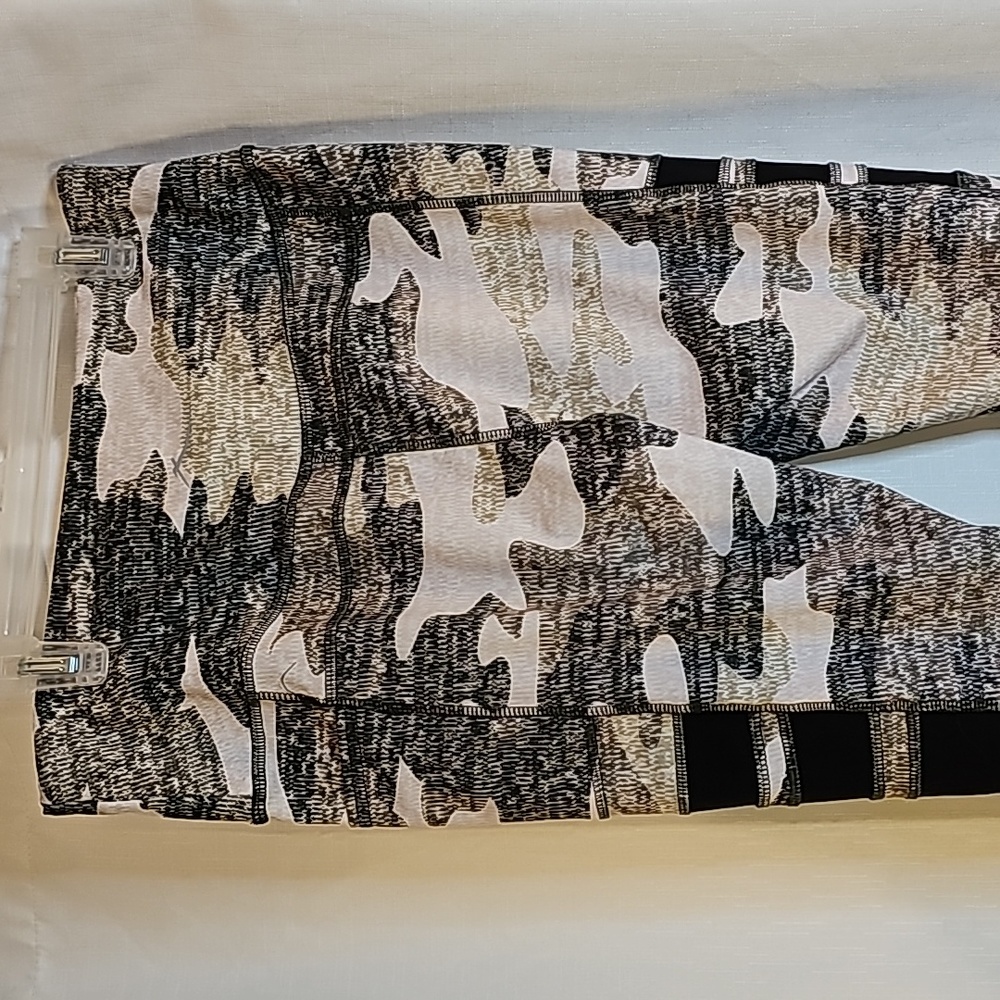 3/$20 X By Gottex M Camo Leggings - Picture 5 of 7